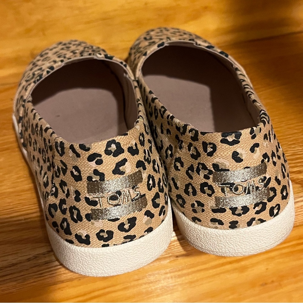 Women’s new TOMS